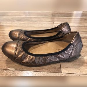 Vionic Ava Bronze Flats Size 8.5